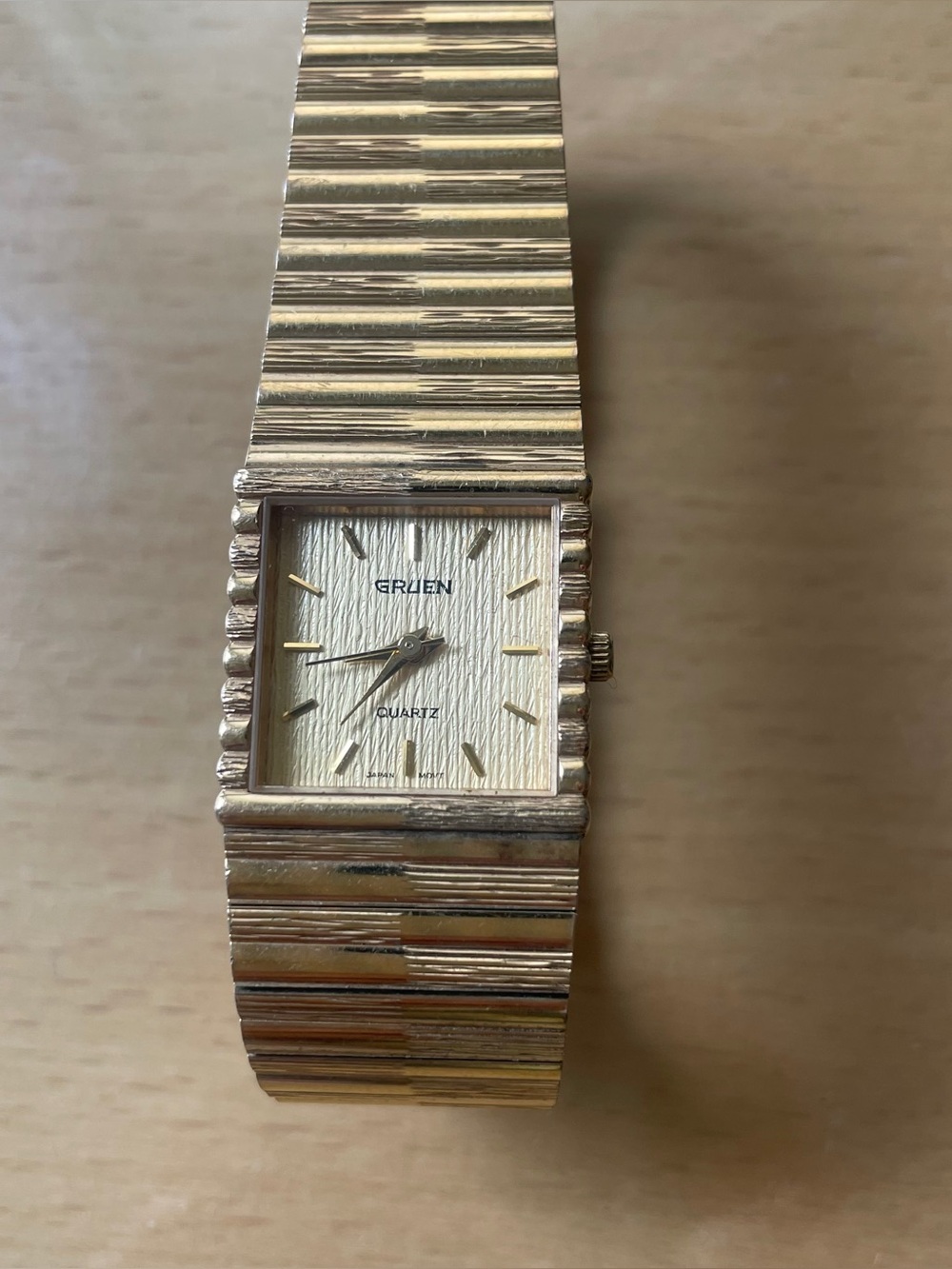 Vintage gold Gruen watch, working battery!
